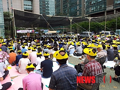 【서울=뉴시스】김정환 기자 = 서울 신정동 목동제자교회가 정삼지 담임목사 반대파의 일부 교회시설 점거로 지난달 3일부터 17일까지 일요일마다 주일예배를 본당 예배당이 아닌 주차장에서 드리고 있다.&nbsp;&nbsp; ace@newsis.com 