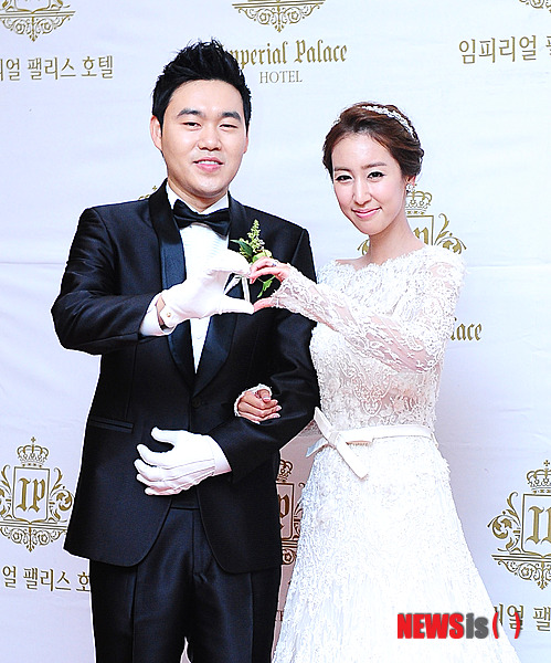 【서울=뉴시스】김기태 기자 = 30일 오후 서울 강남구 논현동 임피리얼팰리스호텔에서 배우 오주은과 개그맨 겸 뮤지컬배우 문용현이 결혼식을 올렸다. 신랑 문용현과 신부 오주은이 하트를 보이며 포토타임을 갖고 있다.&nbsp;&nbsp; presskt@newsis.com 