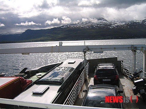 【노르웨이=뉴시스】김에리의 ‘80일간의 북유럽 일주’ <24> 6월27일, 알타에서 트롬쇠로&nbsp; 6월27일 핀마르크주 알타에서 트롬소주의 트롬쇠로 이동하는 날.&nbsp; 노르웨이 북부에서 가장 큰 도시라고 한다. 숙소에서 또 짐들을 이고 끌고 한참 전부터 나와 30분마다 한대씩 오는 시내버스를 타려고 버스정류소로 갔다. 사실 알타에서 트롬쇠로 이동하는 버스를 알아내기는 정말 지난했다. 영어로 검색에 검색을 거듭하다가 아마도 론리플래닛 웹사이트 문답코너에서 찾아낸 듯하다.&nbsp; 대중문화평론가 EriKim0214@gmail.com