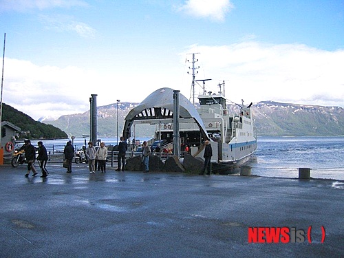 【노르웨이=뉴시스】김에리의 ‘80일간의 북유럽 일주’ <24> 6월27일, 알타에서 트롬쇠로&nbsp; 6월27일 핀마르크주 알타에서 트롬소주의 트롬쇠로 이동하는 날.&nbsp; 노르웨이 북부에서 가장 큰 도시라고 한다. 숙소에서 또 짐들을 이고 끌고 한참 전부터 나와 30분마다 한대씩 오는 시내버스를 타려고 버스정류소로 갔다. 사실 알타에서 트롬쇠로 이동하는 버스를 알아내기는 정말 지난했다. 영어로 검색에 검색을 거듭하다가 아마도 론리플래닛 웹사이트 문답코너에서 찾아낸 듯하다.&nbsp; 대중문화평론가 EriKim0214@gmail.com