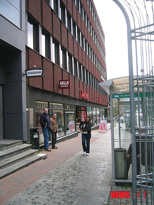 【노르웨이=뉴시스】김에리의 ‘80일간의 북유럽 일주’ <24> 6월27일, 알타에서 트롬쇠로&nbsp; 6월27일 핀마르크주 알타에서 트롬소주의 트롬쇠로 이동하는 날.&nbsp; 노르웨이 북부에서 가장 큰 도시라고 한다. 숙소에서 또 짐들을 이고 끌고 한참 전부터 나와 30분마다 한대씩 오는 시내버스를 타려고 버스정류소로 갔다. 사실 알타에서 트롬쇠로 이동하는 버스를 알아내기는 정말 지난했다. 영어로 검색에 검색을 거듭하다가 아마도 론리플래닛 웹사이트 문답코너에서 찾아낸 듯하다.&nbsp; 대중문화평론가 EriKim0214@gmail.com