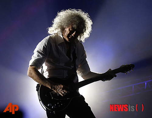 【서울=뉴시스】오제일 기자 = '강남스타일'의 월드스타 싸이(36)가 전설적인 록그룹 '퀸'의 기타리스트 브라이언 메이(66)와 컬래버레이션 작업을 벌인다.&nbsp; 영국 MTV 뉴스는 16일(현지시간) "메이가 최근 영국에서 싸이와 식사를 같이하며 함께 일하기로 결정했다"고 전했다.&nbsp; 뉴스에 따르면, 메이는 "싸이와 매우 흥미로운 이야기를 나눴다"며 "우리는 몇 가지 아이디어를 주고받았고 고무된 상태"라고 말했다.&nbsp; "싸이는 매우 사려 깊고 뛰어난 아티스트다. 또 그는 '퀸'에 대한 해박한 지식을 가지고 있었다. 싸이가 '퀸'이 웸블리에서 펼친 공연영상을 본 뒤 노래하고 싶어졌다고 말했다"고 덧붙였다.&nbsp; 앞서 싸이는 영국 미디어와 인터뷰에서 '퀸'을 보면서 팝스타의 꿈을 키워왔다고 밝혔다.&nbsp; 메이는 지난해 래퍼 겸 프로듀서 퍼프 대디(44)의 두 번째 솔로 싱글 '록스타'에 참여했다. 오디션 프로그램 '아메리칸 아이돌' 출신 팝스타 애덤 램버트(32)와의 작업도 앞두고 있다.&nbsp; kafka@newsis.com&nbsp; 