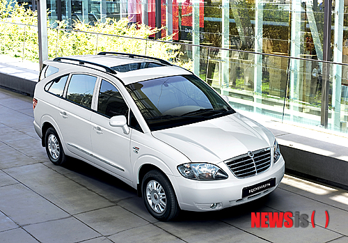 【서울=뉴시스】쌍용자동차가 오는 2일 부분변경 모델인 MPV(다목적 차량) '로디우스 유로'를 출시한다고 1일 밝혔다. 차값은 ▲RD400 2399~2783만원 ▲RD500 2868~3038만원 ▲플래티넘 3129~3299만원이다. 기존보다 138만원 인하됐다. 출시 기념으로 7월 구매 고객에게 천연 가죽시트를 무상 장착해 주고 아이나비 내비게이션도 무료로 증정한다.(사진 = 쌍용차 제공)&nbsp;&nbsp; photo@newsis.com