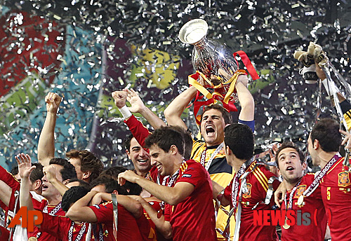 【키예프(우크라니아)=AP/뉴시스】스페인의 이케르 카시야스(31·레알마드리드·가운데) 골키퍼가 2일(한국시간) 우크라이나 키예프 올림픽스타디움에서 열린 이탈리아와의 유로2012 결승전에서 승리를 거둔 뒤 우승트로피를 들어 올리고 있다. 이날 경기는 스페인이 4-0으로 이겼다. 