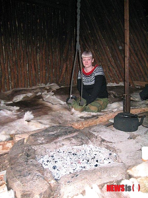 【트롬쇠(노르웨이)=뉴시스】김에리의 ‘80일간의 북유럽 일주’<25> 6월28일, 트롬쇠 대학 박물관&nbsp; 6월28일 아침에 일어나보니 꼴이 말이 아니다.&nbsp; 이마 정가운데는 알타에서 물린 모기자국이 부풀어 혹처럼 나있고 컨디션이 안좋을 시기도 왔고 초콜릿을 배가 고플 때마다 먹어대서인지 코옆에는 뾰루지가 창궐했다.&nbsp; 오락가락 급변하는 노르웨이 날씨처럼 내 기분도 널뛰듯 한다. 집을 떠나온지 이십여일이 넘었다. 타국에서의 끊임없는 이동이 좀 염증이 날 때도 됐다. 외로움을 잘 안탄다고 생각했었는데, 따뜻한 미소를 지닌 이들을 만나곤 하지만 그저 스쳐지나갈 뿐이다. 너무 멀리왔다는 걸 절감한다. 그리고 춥다. 따뜻한 남쪽나라가 그립다는 말이 빈말이 아니다.&nbsp; 대중문화평론가 EriKim0214@gmail.com 