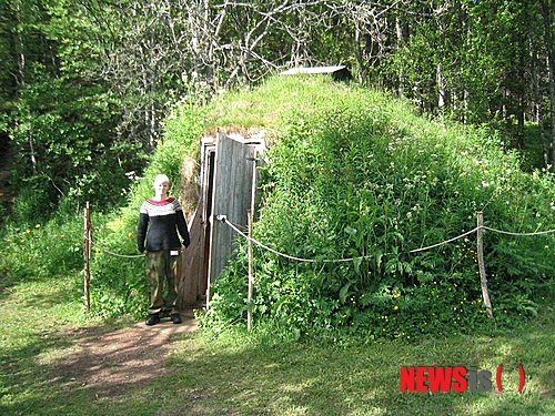 【트롬쇠(노르웨이)=뉴시스】김에리의 ‘80일간의 북유럽 일주’<25> 6월28일, 트롬쇠 대학 박물관&nbsp; 6월28일 아침에 일어나보니 꼴이 말이 아니다.&nbsp; 이마 정가운데는 알타에서 물린 모기자국이 부풀어 혹처럼 나있고 컨디션이 안좋을 시기도 왔고 초콜릿을 배가 고플 때마다 먹어대서인지 코옆에는 뾰루지가 창궐했다.&nbsp; 오락가락 급변하는 노르웨이 날씨처럼 내 기분도 널뛰듯 한다. 집을 떠나온지 이십여일이 넘었다. 타국에서의 끊임없는 이동이 좀 염증이 날 때도 됐다. 외로움을 잘 안탄다고 생각했었는데, 따뜻한 미소를 지닌 이들을 만나곤 하지만 그저 스쳐지나갈 뿐이다. 너무 멀리왔다는 걸 절감한다. 그리고 춥다. 따뜻한 남쪽나라가 그립다는 말이 빈말이 아니다.&nbsp; 대중문화평론가 EriKim0214@gmail.com 