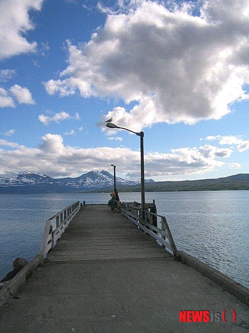 【트롬쇠(노르웨이)=뉴시스】김에리의 ‘80일간의 북유럽 일주’<25> 6월28일, 트롬쇠 대학 박물관&nbsp; 6월28일 아침에 일어나보니 꼴이 말이 아니다.&nbsp; 이마 정가운데는 알타에서 물린 모기자국이 부풀어 혹처럼 나있고 컨디션이 안좋을 시기도 왔고 초콜릿을 배가 고플 때마다 먹어대서인지 코옆에는 뾰루지가 창궐했다.&nbsp; 오락가락 급변하는 노르웨이 날씨처럼 내 기분도 널뛰듯 한다. 집을 떠나온지 이십여일이 넘었다. 타국에서의 끊임없는 이동이 좀 염증이 날 때도 됐다. 외로움을 잘 안탄다고 생각했었는데, 따뜻한 미소를 지닌 이들을 만나곤 하지만 그저 스쳐지나갈 뿐이다. 너무 멀리왔다는 걸 절감한다. 그리고 춥다. 따뜻한 남쪽나라가 그립다는 말이 빈말이 아니다.&nbsp; 대중문화평론가 EriKim0214@gmail.com 