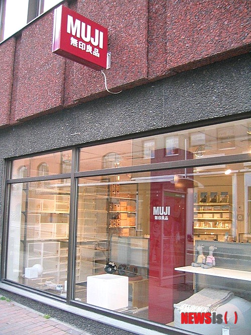 【트롬쇠(노르웨이)=뉴시스】김에리의 ‘80일간의 북유럽 일주’<25> 6월28일, 트롬쇠 대학 박물관&nbsp; 6월28일 아침에 일어나보니 꼴이 말이 아니다.&nbsp; 이마 정가운데는 알타에서 물린 모기자국이 부풀어 혹처럼 나있고 컨디션이 안좋을 시기도 왔고 초콜릿을 배가 고플 때마다 먹어대서인지 코옆에는 뾰루지가 창궐했다.&nbsp; 오락가락 급변하는 노르웨이 날씨처럼 내 기분도 널뛰듯 한다. 집을 떠나온지 이십여일이 넘었다. 타국에서의 끊임없는 이동이 좀 염증이 날 때도 됐다. 외로움을 잘 안탄다고 생각했었는데, 따뜻한 미소를 지닌 이들을 만나곤 하지만 그저 스쳐지나갈 뿐이다. 너무 멀리왔다는 걸 절감한다. 그리고 춥다. 따뜻한 남쪽나라가 그립다는 말이 빈말이 아니다.&nbsp; 대중문화평론가 EriKim0214@gmail.com 