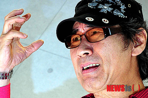 【서울=뉴시스】박문호 기자 = 가수 찰리 박이 2일 오후 서울 중구 충무로 뉴시스 본사에서 인터뷰를 마치고 이달 막을 올리는 뮤지컬 '사랑을 이루어 드립니다'의 한 장면을 선보이고 있다.&nbsp; go2@newsis.com