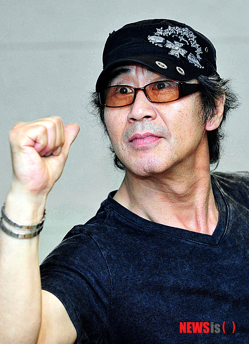 【서울=뉴시스】박문호 기자 = 가수 찰리 박이 2일 오후 서울 중구 충무로 뉴시스 본사에서 인터뷰를 마치고 포즈를 취하고 있다. 찰리 박은 신곡 '버려 버려'를 발표하고 약 4년여 만에 가요계에 복귀한다.&nbsp; go2@newsis.com