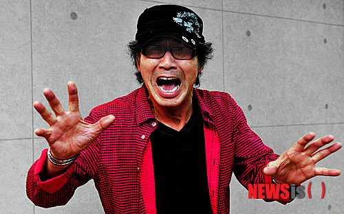 【서울=뉴시스】박문호 기자 = 가수 찰리 박이 2일 오후 서울 중구 충무로 뉴시스 본사에서 인터뷰를 마치고 이달 막을 올리는 뮤지컬 '사랑을 이루어 드립니다'의 한 장면을 선보이고 있다.&nbsp; go2@newsis.com