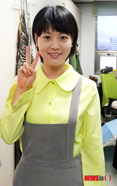 【서울=뉴시스】오제일 기자 = "세상을 다 가진 것 같았어요." 예술고교에 합격했을 당시를 회상하는 탤런트 손여은(29)의 얼굴에 미소가 번졌다. 피아노 특기생이었다. 당연한 듯 대학도 피아노학과로 진학했다. "서울에 놀러 올 때마다 길거리에서 캐스팅 제의를 받았어요. 많이 받는 날에는 하루에 다섯번도 받았답니다. 자연스럽게 호기심이 생겼어요. '나도 예쁘게 꾸미고 예쁜 표정을 짓는 그런 연예인이 될 수 있을까?'하고요." kafka@newsis.com