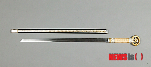 【대전=뉴시스】유효상 기자 = 충남도 백제역사문화관(관장 명완호)은 문화관 1층에 칠지도 코너를 마련, 최근 복원을 마친 칠지도와 백제 환두대도를 3일부터 상설 전시에 들어갔다. 사진은 환두대도 모습이다. (사진=충남도 제공)&nbsp; yreporter@newsis.com