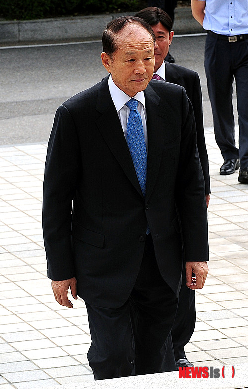 【서울=뉴시스】박동욱 기자 = 이명박 대통령의 친형 이상득 전 새누리당 의원이 10일 오전 저축은행 로비와 함께 불법 정치자금을 받은 혐의로 조사를 받기 위해 서울 서초구 대검찰청으로 출석하고 있다. fufus@newsis.com