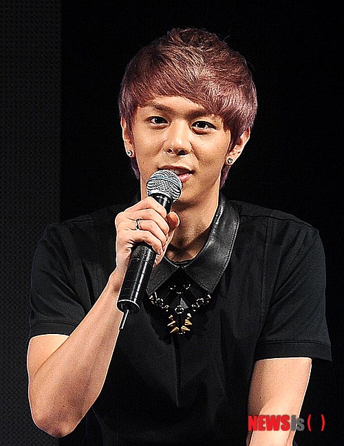 【서울=뉴시스】박종민 기자 = 그룹 제국의아이들의 문준영이 3일 오후 서울 신촌동 연세대백주년기념관에서 갖은 2집 정규앨범 'SPECTACULAR(스펙타큘러)' 쇼케이스'에서 기자간담회를 하고 있다. 제국의 아이들의 두번째 정규앨범 'SPECTACULAR(스펙타큘러)'에는 타이틀곡 '후유증'을 포함해 11곡이 수록되어 있다.&nbsp; jmc@newsis.com