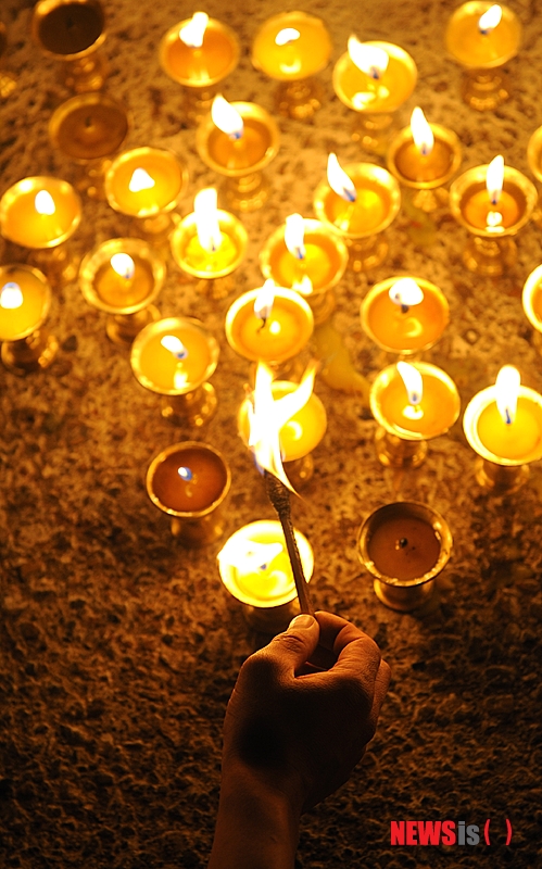 【서울=뉴시스】묘심화 스님의 '영혼' <58> 영혼을 위해 수많은 천도재를 지내다보니 간혹 돌아가신 부모님이 베풀어준 은혜를 진정으로 마음속에 되새기며 영가가 왕생하기를 간절하고 맑은 마음으로 기원하는 사람들이 몇이나 있을까 하고 생각해 볼 때가 있다. 참된 천도의 의미를 망각한 채 영가를 위하기보다는 자신의 안위와 복록만을 위해 재의식에 참가하는 사람들을 종종 볼 때가 있기 때문이다. 자비정사 주지