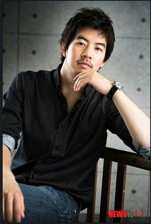 【서울=뉴시스】박영주 기자 = 탤런트 이상윤(31)이 고준희(27) 이영은(30) 등이 소속된 제이와이드컴퍼니와 전속 매니지먼트 계약을 체결했다. 제이와이드컴퍼니는 "이상윤은 무궁무진한 매력과 무한한 가능성을 갖고 있는 배우다. 그 다양한 모습을 최대한 끌어내기 위해 체계적인 매니지먼트를 해나갈 계획”이라면서 “이상윤도 조만간 좋은 작품으로 팬들을 찾아갈 수 있을 것"이라고 밝혔다. 이상윤은 '에어시티'(2007), '미우나 고우나'(2008), '신의 저울'(2008), '사랑해 울지마'(2008), '인생은 아름다워'(2010), '즐거운 나의 집'(2010), '짝패'(2011) 등에 출연했다. 다음달 서울대 물리학과를 졸업한다. gogogirl@newsis.com