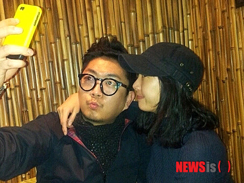 【서울=뉴시스】이재훈 기자 = 탤런트 이선정(35)과 MC LJ(35·이주연)가 열애 중이다.&nbsp; 이들은 약 3개월 전 지인의 소개로 처음 만나 교제하기 시작했다. 동갑인 데다가 공통 관심사도 많아 급속도로 가까워졌다.&nbsp; 이선정은 1995년 가수 김부용(36)의 맘보풍 2집 타이틀곡 '풍요 속의 빈곤' 무대에서 섹시한 맘보춤을 추는 '맘보걸'로 데뷔했다. 이후 MBC TV 시트콤 '남자 셋 여자 셋' 등에 출연했다.&nbsp; LJ는 힙합듀오 '다이나믹 듀오', 보컬그룹 '브라운 아이드 소울'의 매니저로 일하다 MC가 됐다. 각종 예능 프로그램에 출연 중이다.&nbsp;&nbsp; realpaper7@newsis.com