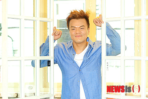 【서울=뉴시스】김기태 기자 = 영화 '5백만달러 사나이'에서 열연을 보여준 박진영이 5일 오후 서울 종로구 팔판동의 카페에서 뉴시스와 인터뷰를 마치고 포즈를 취하고 있다.&nbsp;&nbsp; presskt@newsis.com