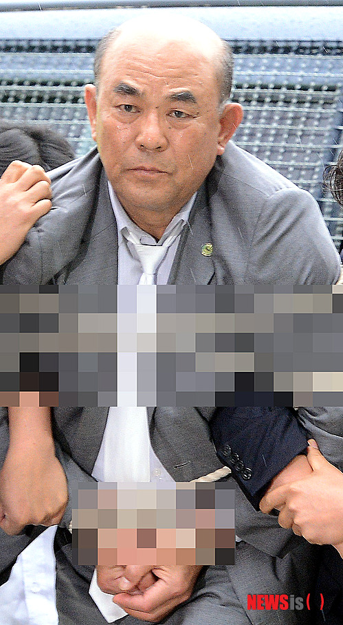 【파주=뉴시스】지난 3월 북한 故 김정일 국방위원장의 100일 추모행사에 참석하기 위해 정부에 신고없이 무단 방북한 노수희 조국통일범민족연합 남측본부 부의장이 5일 오후 판문점에서 체포돼 경기 파주경찰서로 들어서고 있다. photo@newsis.com