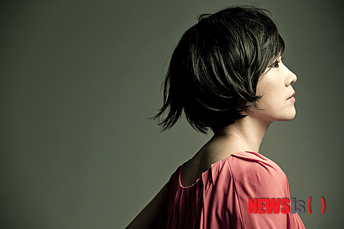 【서울=뉴시스】이재훈 기자 = 유럽에서 주로 활약한 재즈 보컬리스트 나윤선(43)이 성가를 재확인했다.&nbsp; 매니지먼트사 허브뮤직에 따르면, 나윤선은 유럽 최고의 클래식 음악 축제 중 하나로 통하는 스위스 '베르비에 페스티벌'(verbierfestival.com)의 초청을 받아 22일 공연한다.&nbsp; 1994년 제정된 이 축전은 한국의 클래식 애호가들에게 오스트리아 잘츠부르크 페스티벌과 더불어 유럽을 대표하는 클래식 축제로 잘 알려져 있다. 지금까지 주빈 메타, 예프게니 키신, 미샤 마이스키 등 당대 최고 클래식 음악가들이 참여했다.&nbsp; 허브뮤직은 "재즈 뮤지션인 나윤선이 이 페스티벌에 초청받은 것은 그간 유럽에서 보여준 그녀의 활동과 위상을 대변해준다"고 평했다.&nbsp; 나윤선은 2010년 독일 재즈 전문 레이블ACT를 통해 발매된 7집 '세임 걸(Same Girl)'로 지난 5월 프랑스에서 골든 디스크를 수상하며 명실상부한 유럽 최고의 재즈 보컬리스트 반열에 올랐다.&nbsp; 지난해 독일의 그래미로 통하는 '에코 어워드(Echo Award)를 수상했으며 프랑스에서 '올해의 재즈가수상'도 받았다. 네덜란드에서는 '2011 에디슨 어워드 베스트 보컬리스트'에 노미네이트되기도 했다. '세임 걸'은 프랑스에서 발매된 지 80주가 지난 지금까지도 재즈차트 톱20에 머물고 있다.&nbsp; realpaper7@newsis.com