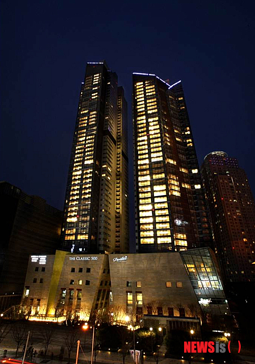 【서울=뉴시스】김정환 기자 = 건국대가 운영하는 서울 자양동 프리미엄시니어타운 더클래식500(대표 강병직)이 레지던스 호텔 '더 클래식 500 이그제큐티브 레지던스 펜타즈'(The Classic 500 Executive Residence Pentaz)를 오픈했다. '더 클래식 500' 건물 8층에서 20층에 걸쳐 객실 84개로 이뤄졌다. 거주의 개념을 강화해 오래 머물러도 내 집에 있는 것처럼 편안하고 여유로운 느낌을 느낄 수 있게 했으며, 탁트인 조망권과 넓고 쾌적한 공간을 제공한다. 영동대교와 청담대교, 올림픽대로, 강변북로, 외곽순환도로, 분당간 고속도로가 인접해 있어 서울 시내와 강남 일대, 외곽으로 이동이 용이하다. 지하철 2·7호선 환승역인 건대입구역에 인접해 대중교통도 편리하게 이용할 수 있다. 스타시티 단지 내에 위치해 롯데백화점, 롯데마트, 롯데시네마, 스타시티 쇼핑몰, 은행 등 문화 편의 시설을 논스톱으로 이용할 수 있으며, 반경 500m 내에 건국대, 건국대 부속병원, 예술회관 등이 있어 멀리 나가지 않고서도 다양한 문화와 편의∙의료 시설을 이용할 수 있다. 비즈니스 센터, 온천성분이 함유된 스파, 건국대 병원과 연계해 운동 처방과 개인 맞춤형 운동 프로그램을 제공하는 메디컬 피트니스, 4개의 스크린골프장과 19라인의 스탠딩연습장으로 구성된 골프연습장, 라이브 뷔페 '라구뜨', 와인&다이닝 바 '라비엥로즈', 야외 수영장 등의 부대시설을 갖추고 있다. 객실은 스위트(38평)∙2베드룸 스위트(38평)∙주니어 스위트(19.5평)∙2베드룸주니어스위트(19.5평)∙딜럭스(16평) 등 5종이다. 1박 30만~50만원대(부가세 10% 별도) ace@newsis.com