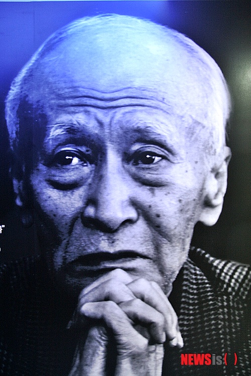 【괴산=뉴시스】강신욱 기자 = 9일 충북 괴산군 청안면 한운사기념관이 임시 개관했다. 기념관 입구 벽면에는 극작가 고 한운사 선생의 생전 모습을 담은 대형 사진이 걸려 있다.&nbsp;&nbsp; ksw64@newsis.com 