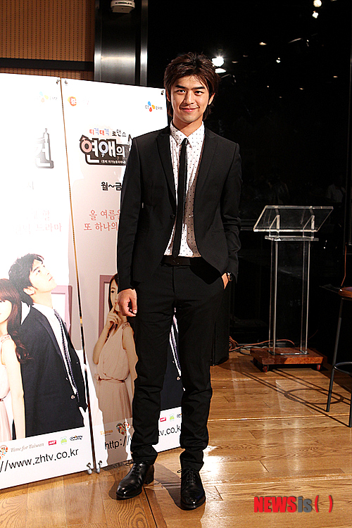 【서울=뉴시스】이예슬 기자 = 케이블채널 중화TV 드라마 '연애의 조건'의 주인공 천보린(29·陳柏霖)이 팬들을 만나기 위해 한국을 찾았다.&nbsp; 타이완 출신 천보린은 저우제룬(33·周杰倫)과 함께 현지 톱스타로 자리잡고 있다. 1999년 드라마 '강도여천사'로 데뷔한 이래 드라마 '연애공황증'과 '연애의 조건' 등으로 여심을 사로잡았다. 지난해에는 영화배우 판빙빙(31·范冰冰)과 출연한 영화 '관음산'(Buddha Mountain)으로 호평을 받기도 했다.&nbsp; ashley85@newsis.com