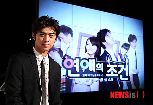 【서울=뉴시스】이예슬 기자 = 케이블채널 중화TV 드라마 '연애의 조건'의 주인공 천보린(29·陳柏霖)이 팬들을 만나기 위해 한국을 찾았다.&nbsp; 타이완 출신 천보린은 저우제룬(33·周杰倫)과 함께 현지 톱스타로 자리잡고 있다. 1999년 드라마 '강도여천사'로 데뷔한 이래 드라마 '연애공황증'과 '연애의 조건' 등으로 여심을 사로잡았다. 지난해에는 영화배우 판빙빙(31·范冰冰)과 출연한 영화 '관음산'(Buddha Mountain)으로 호평을 받기도 했다.&nbsp; ashley85@newsis.com