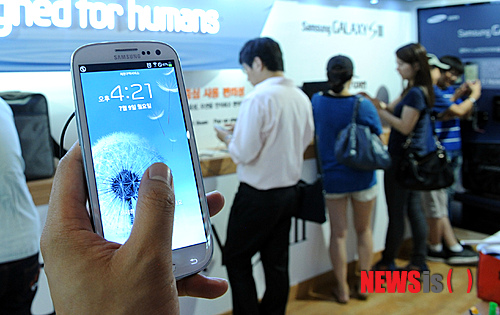 【서울=뉴시스】박상훈 기자 = 삼성전자가 갤럭시S3 LTE를 첫 출시한 9일 오후 서울 삼성동 코엑스 갤럭시존에서 시민들이 갤럭시S3 LTE폰을 사용해 보고 있다.&nbsp; hyalinee@newsis.com