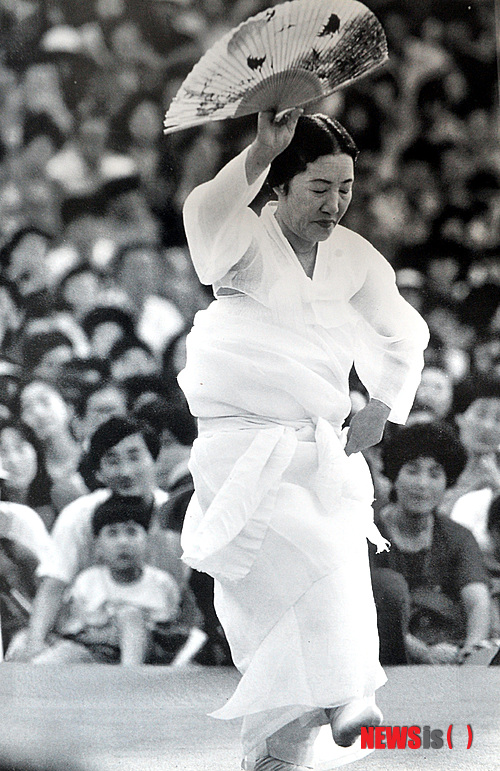 【영광=뉴시스】안현주 기자 = '병신춤'으로 유명한 '1인 창무극의 대가' 공옥진 여사가 9일 오전 4시49분 지병으로 별세했다. 지난 2010년 6월 국립 해오름극장에서 열린 공 여사의 마지막 공연 당시 안내책자 사진. ahj@newsis.com