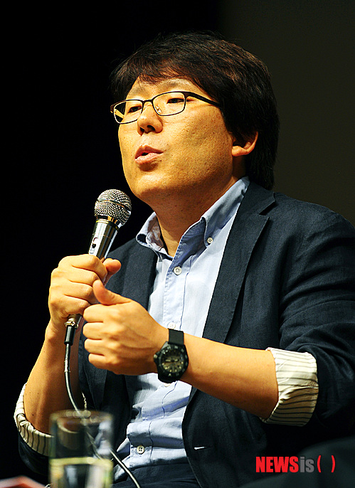 【서울=뉴시스】강진형 기자 = 박경철 안동신세계연합클리닉 원장이 9일 저녁 서울 관악구 서울대학교 문화관 대강당에서 열린 '가슴뛰는 상상 새로운 100년 토크콘서트'에서 인사말을 하고 있다.&nbsp; marrymero@newsis.com