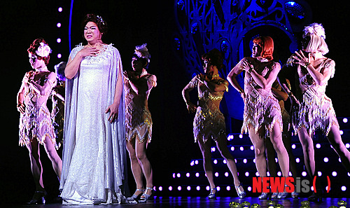 【서울=뉴시스】박동욱 기자 = 배우 정성화가 10일 오후 서울 역삼동 LG아트센터에서 뮤지컬 '라카지' 프레스콜에서 멋진 연기를 선보이고 있다.&nbsp; fufus@newsis.com