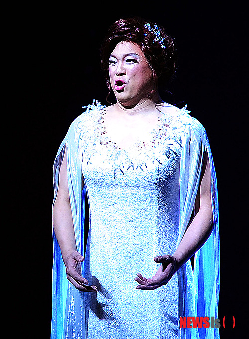 【서울=뉴시스】박동욱 기자 = 배우 정성화가 10일 오후 서울 역삼동 LG아트센터에서 뮤지컬 '라카지' 프레스콜에서 멋진 연기를 선보이고 있다. fufus@newsis.com