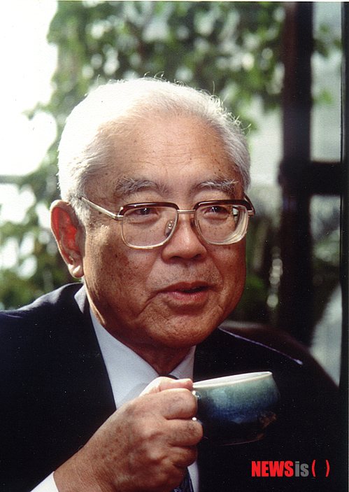 【서울=뉴시스】이재훈 기자 = 이순신, 거북선, 당쟁, 선조, 김성일, 왜적…. 임진왜란에 대한 인식은 몇 단어 안에서 맴돌고 있다.&nbsp; 임진왜란은 그러나 동아시아의 기존 패권국 명과 신흥강국 일본의 충돌이 빚어낸 거대한 비극의 소용돌이에 우리나라가 휘말린 전쟁사다.&nbsp; 1984년 동아일보에 만 5년간 연재된 작가 김성한(1919~2010)의 역사소설 '7년 전쟁'은 이런 점을 오롯하게 녹여낸 작품이다. 1992년 행림출판사를 통해 7권으로 출간, 2만질(14만부) 가량이 팔려나간 이 책이 20년 만에 5권짜리로 복간됐다.&nbsp; 임진왜란은 1592년 발발 이후 명의 참전과 휴전, 화평협상, 재침과 종전이 된 1598년까지 7년 간 벌어졌다. '7년 전쟁'은 전쟁 당사국인 조선과 일본, 명 세 나라의 상황을 가능한 객관적인 시선으로 조감한 수작으로 평가 받는다.&nbsp; 하지만 이런 점 때문에 오히려 1980년대에는 합당한 가치를 인정받지 못했다. '임진년 왜놈이 일으킨 난리'에 국제전의 성격을 부여하고 일본과 명나라 사정에까지 차분한 시선으로 다가가는 접근법이 받아들여지기에는 너무 일렀다. 당초 '7년 전쟁'이라는 타이틀로 연재되던 이 소설이 1년 만에 '임진왜란'으로 제목을 바꾸는 곡절을 겪은 것이 그 예다.&nbsp; 장경현 서울대 강의교수는 10일 '7년 전쟁' 복간 간담회에서 "이 소설에 굉장히 냉소적인 시각이 깔려 있다는 것이 중요하다"며 "비참한 운명들을 섣불리 단정하거나 분노하지 않게 그린다. 이런 점 때문에 오래 전 소설임에도 현대적인 성격을 띤다"고 설명했다. "독자가 절박한 상황을 따라가다 몰입하려는 순간 이를 막는다"며 "멀리서 때로는 망원경으로 비극을 냉정하게 바라본다. 따라서 삼국의 역사를 정밀하게 기계적인 시각으로 바라봤다"고 읽었다.&nbsp;&nbsp; 동아일보 연재 때 고등학생 신분으로 이 소설을 봤다는 장 교수는 "어린 나이였지만 소설이 참신하며 신선하다고 느꼈다"면서 "가치 판단을 하지 않는 객관적인 시각, 역사적 사실 등을 중요시하는 부분에서 현대적인 부분이 느껴진다"고 평했다.&nbsp; '임진왜란과 한중관계'의 저자인 한명기 명지대 교수는 "동인문학상을 수상한 탄탄한 문학적 재능에 어마어마한 역사적 자료를 섭렵한 것"을 이 소설의 성공비결로 봤다.&nbsp; 김성한은 '7년 전쟁' 연재를 마치면서 쓴 후기에서 "흔히 시는 음악, 소설은 그림에 비유되거니와 이미 완결된 시대상을 그리는 역사소설은 그림 중에서도 풍경화에 속한다는 것이 필자의 생각"이라며 "풍경화는 무엇보다도 그 시대상에 충실해야 함은 말할 것도 없다. 이런 관점에서 가능한 한 관계 3국의 사료들을 광범하게 조사해 시대적인 배경, 전쟁과 평화의 표면과 이면을 충실히 재현하려고 노력했다"고 밝혔다.&nbsp; 한 교수는 김성한의 이러한 점을 높이 샀다. "그 시절에 구할 수 있는 자료는 모두 섭렵한 것처럼 보인다"며 "실증에 굉장히 충실했다. 역사 소설가들에게 전범이 될 만한 뛰어난 부분"이라고 치켜세웠다.&nbsp;&nbsp; "임진왜란은 단 하나의 시각으로만 봤을 때는 이해 못하는 인간 드라마다. 동아시아 3국이 기억하는 방식이 모두 다르기 때문이다. 김성한은 세 나라의 시각을 최대한 녹여내려고 했고 그런 사명감이 작동하면서 한중일 삼국 묘사는 힘을 얻을 수밖에 없었다"고 짚었다.&nbsp; 서상욱 역사 칼럼니스트는 "독도와 위안부, 강제징용이 해결되지 않은 상황에서 일본과 군사협정 이야기가 나오고 중국이 부상하는 상황에서 이 소설이 던지는 메시지가 분명 있을 것"이라며 "임진왜란 당시 우리 인구의 3분 1이 없어졌다는 설도 있는데 결론적으로 100년의 후퇴를 가져온 임진왜란이 왜 벌어졌을까 생각해보는 계기가 될 것"이라고 기대했다.&nbsp; 책을 펴낸 출판사 산천재의 노미영 대표는 "근대사를 다룬 가장 큰 책이라는 판단에 출판계가 어려운 상황임에도 2500쪽짜리 책을 복간했다"며 "그간 잊혀진 좋은 작품이 발굴되는 계기가 됐으면 한다"고 바랐다. 464~560쪽, 각권 1만5000원&nbsp;&nbsp; 한편, 1919년 함남 풍산에서 태어난 김성한은 함남중과 야마구치고교를 거쳐 도쿄제국대학 법학부에서 수학하던 중 광복을 맞아 귀국했다. 1950년 서울신문 신춘문예에 '무명로'로 등단한 뒤 1956년 '바비도'로 동인문학상을 받았다.&nbsp;&nbsp; 1960년대 초 영국 맨체스터대학에서 역사학을 공부했다. 60년대 후반부터 '이성계' 등 역사소설에 주력했다. 1980년대 '임진왜란'을 포함해 '왕건' '진시황제' 등 대작 역사소설을 펴냈다. 동아일보 논설위원을 지낸 언론계 출신답게 고증과 균형 잡힌 시각을 바탕으로 한 간결한 문제와 빠른 전개가 특징이다.&nbsp; realpaper7@newsis.com 