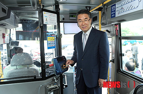【진주=뉴시스】김영신 기자 = 경남 진주시가 대중교통 불편사항 개선을 위해 대중교통 개선대책 TF 팀을 가동한 이후 구체적인 성과가 나타나고 있는 가운데 11일 이창희 시장이 시내버스 이용 불편사항을 파악하기 위하여 시내버스에 탑승하고 있다.(사진=진주시 제공)&nbsp;&nbsp;&nbsp; photo@newsis.com&nbsp;&nbsp;&nbsp; 
