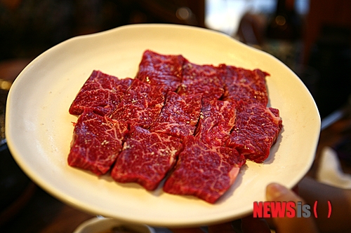【서울=뉴시스】김정환의 ‘맛있는 집’&nbsp; 보통 고깃집에서는 생등심이나 안창살의 경우, 숯불 위 석쇠에 올려놓고 직화구이를 해먹는다. 하지만 차돌박이는 프라이팬에 올려놓고 구워먹게 마련이다.&nbsp; 문화부 차장 ace@newsis.com