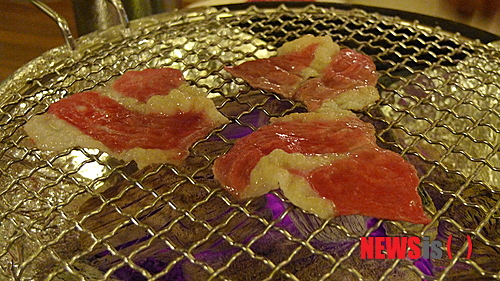 【서울=뉴시스】김정환의 ‘맛있는 집’&nbsp; 보통 고깃집에서는 생등심이나 안창살의 경우, 숯불 위 석쇠에 올려놓고 직화구이를 해먹는다. 하지만 차돌박이는 프라이팬에 올려놓고 구워먹게 마련이다.&nbsp; 문화부 차장 ace@newsis.com