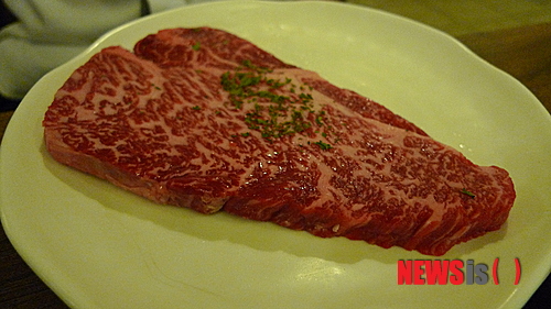 【서울=뉴시스】김정환의 ‘맛있는 집’&nbsp; 보통 고깃집에서는 생등심이나 안창살의 경우, 숯불 위 석쇠에 올려놓고 직화구이를 해먹는다. 하지만 차돌박이는 프라이팬에 올려놓고 구워먹게 마련이다.&nbsp; 문화부 차장 ace@newsis.com