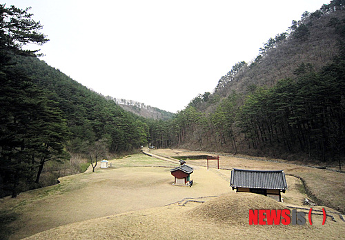 【대전=뉴시스】박희송 기자 = 문화재청은 12일 강원도 삼척시 미로면 활기리에 있는 '삼척 준경묘·영경묘(三陟 濬慶墓·永慶墓)'를 국가지정문화재 사적으로 지정했다. 사진은 삼척 준경묘 전경. (사진=문화재청 제공) photo@newsis.com