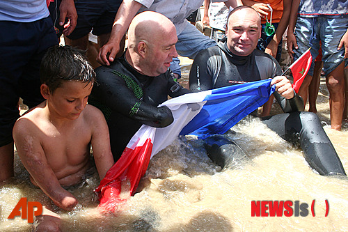 【달리아 해변=AP/뉴시스】사지가 절단된 필립 크루아종이 12일(현지시간) 함께 횡단한 비장애인 아노드 채서리(오른쪽), 어린이 테오 쿠린(왼쪽)과 모로코 북부에 있는 달리아 해변에서 지브롤터 해협 14㎞ 횡단 성공을 자축하고 있다. 감전으로 팔과 다리를 잃은 크루아종은 이미 영국해협, 인도네시아와 파푸아뉴기니 간 바다, 아시아와 아프리카 사이 아카비만도 횡단했다.