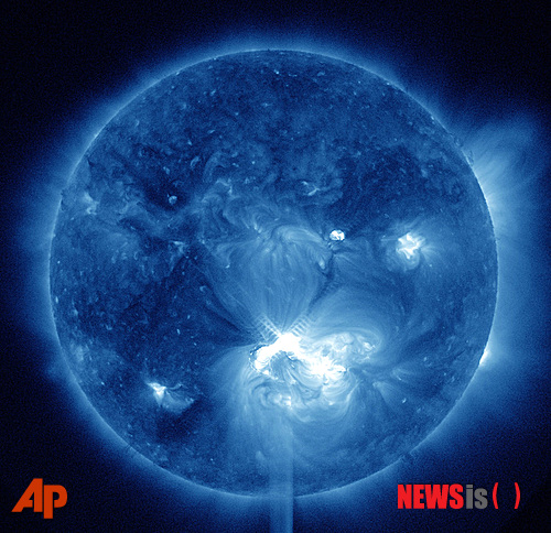 【미항공우주국=AP/뉴시스】2012년 7월12일(현지시간) 미항공우주국(NASA)이 제공한 적외선 사진으로 태양 플레어가 화려한 섬광을 내며 발생하고 있다. 자료사진.