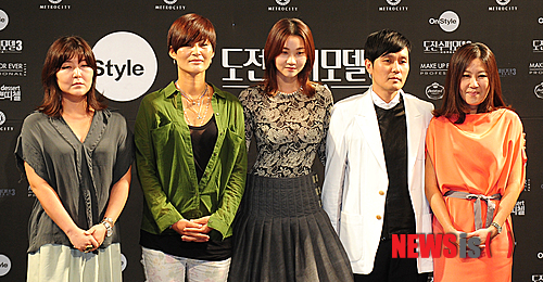 【서울=뉴시스】김인철 기자 = 16일 오후 서울 강남구 CGV 청담씨네시티에서 열린 온스타일 도전수퍼모델3 제작발표회에서 출연진이 포토타임을 갖고 있다. 왼쪽부터 한혜연 스타일리스트, 최미애 교수, 장윤주 모델, 한상혁 디자이너, 이혜주 W 편집장.&nbsp; yatoya@newsis.com