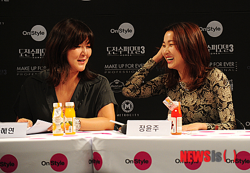 【서울=뉴시스】김인철 기자 = 16일 오후 서울 강남구 CGV 청담씨네시티에서 열린 온스타일 도전수퍼모델3 제작발표회에서 장윤주가 한혜연 스타일리스트와 이야기를 나누고 있다.&nbsp; yatoya@newsis.com