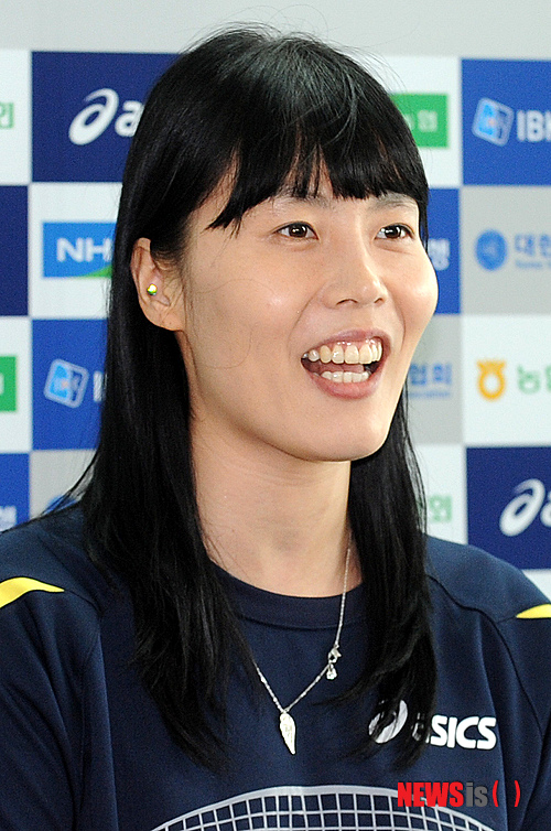 【인천공항=뉴시스】조종원 기자 = 1976년 몬트리올 대회 이후 36년만에 올림픽 메달을 노리는 여자배구대표팀의 김사니가 17일 오전 인천국제공항에서 취재진의 질문에 답변하고 있다.&nbsp;&nbsp; choswat@newsis.com