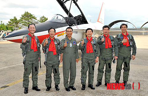 【광주=뉴시스】맹대환 기자 = 공군 제1전투비행단은 광주와 전남 지역 각계 전문가 10명을 공군 정책발전자문위원으로 위촉했다고 19일 밝혔다. 사진은 자문위원들이 조종사 복장을하고 전투기 앞에 있는 모습.(사진=1전비 제공)&nbsp;&nbsp; mdhnews@newsis.com