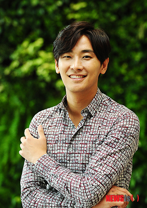 【서울=뉴시스】김기태 기자 = ‘조선판 왕자와 거지’라고도 불리는 영화 '나는 왕이로소이다'에 출연한 영화배우 주지훈이 19일 서울 중구 충무로 뉴시스 본사에서 인터뷰를 갖기 전 포즈를 취하고 있다. 주지훈은 군제대 후 첫작품인 영화 '나는 왕이로소이다'에서 소심하고 진중한 세자와 다혈질의 노비 덕칠, 1인 2역을 맡으며 열연했다. presskt@newsis.com