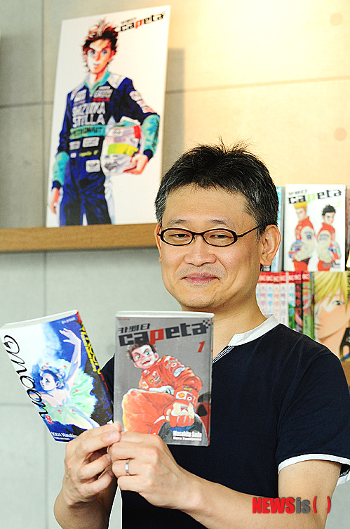 【서울=뉴시스】김기태 기자 = 일본의 유명 만화작가인 소다 마사히토가 20일 오후 서울 동작구 상도동의 한 카페에서 뉴시스와 인터뷰를 갖기 전 포즈를 취하고 있다.&nbsp; presskt@newsis.com 