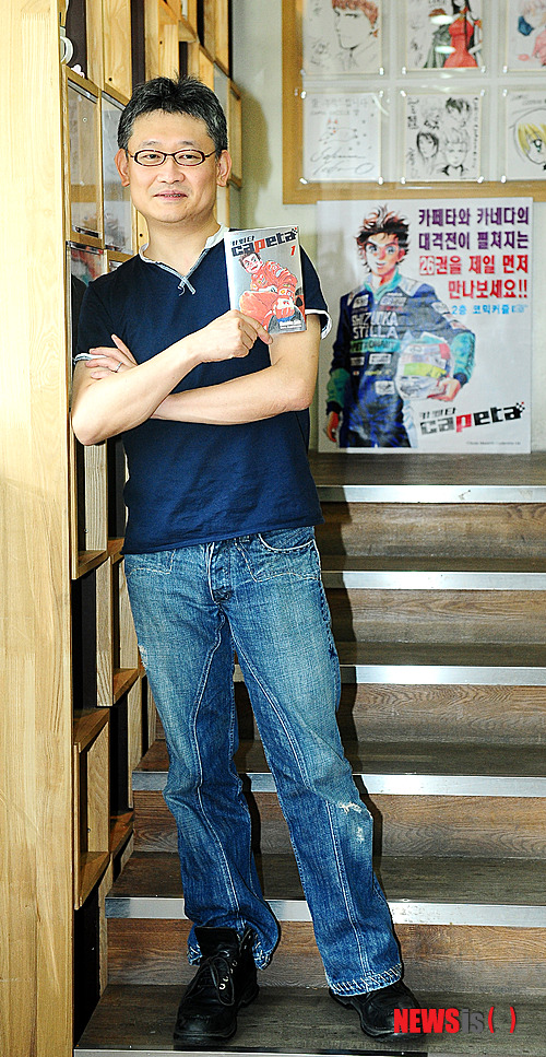 【서울=뉴시스】김기태 기자 = 일본의 유명 만화작가인 소다 마사히토가 20일 오후 서울 동작구 상도동의 한 카페에서 뉴시스와 인터뷰를 갖기 전 포즈를 취하고 있다.&nbsp; presskt@newsis.com