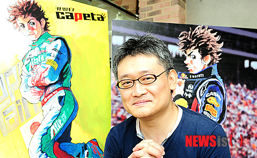 【서울=뉴시스】김기태 기자 = 일본의 유명 만화작가인 소다 마사히토가 20일 오후 서울 동작구 상도동의 한 카페에서 뉴시스와 인터뷰를 갖기 전 포즈를 취하고 있다.&nbsp; presskt@newsis.com 